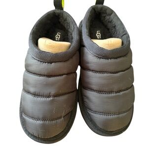 UGG Kids Black Puffer Slippers